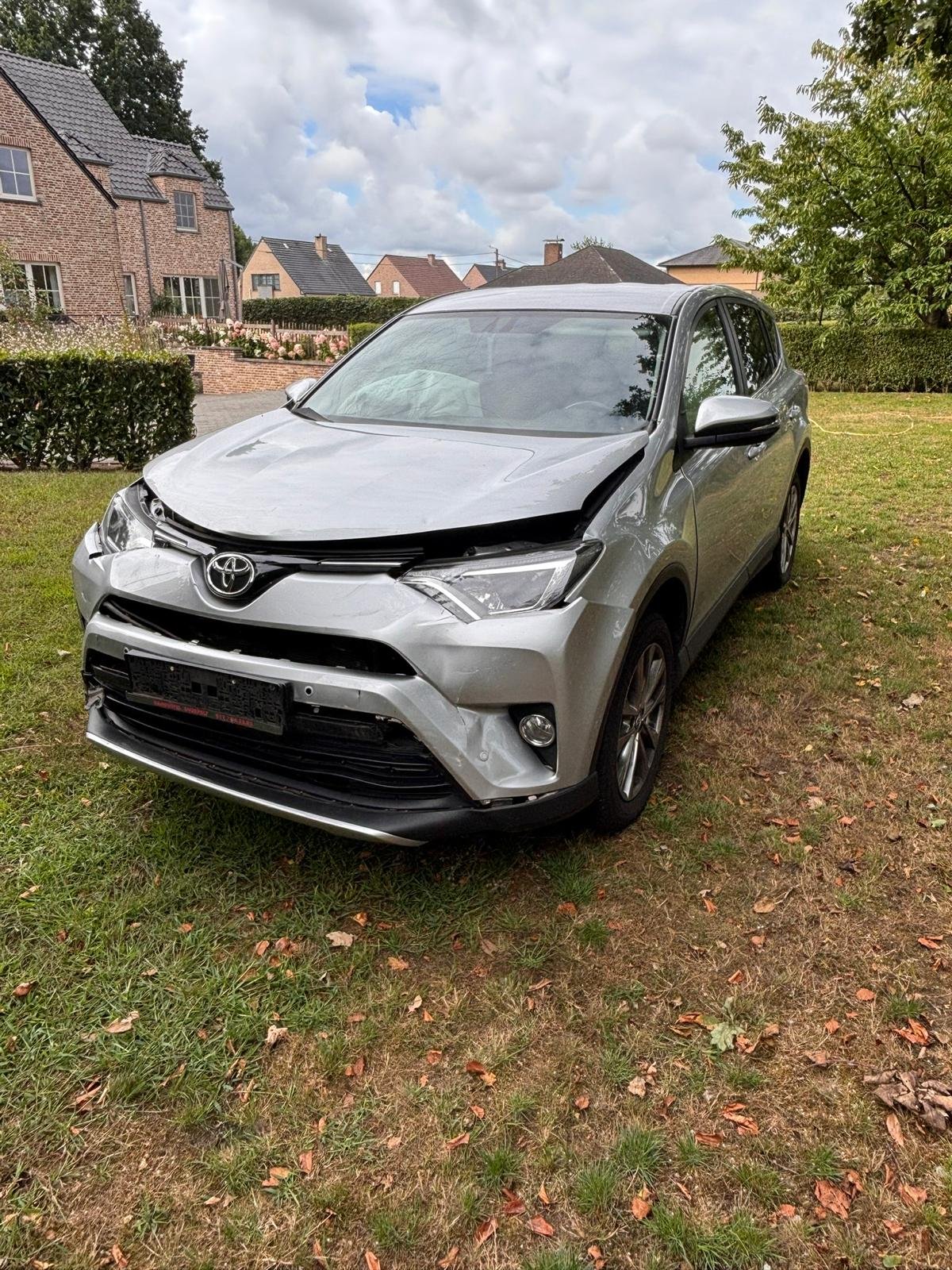 Toyota RAV4 met voorschade Toyota RAV4 met voorschade, aangekocht door CarSwitch in Overpelt