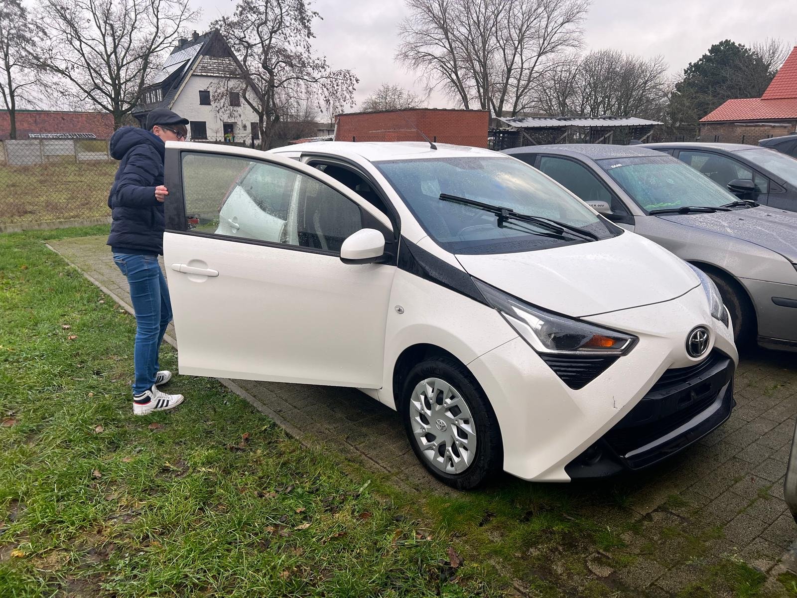 Witte Toyota Aygo uit 2021, aangekocht door CarSwitch in Aalst