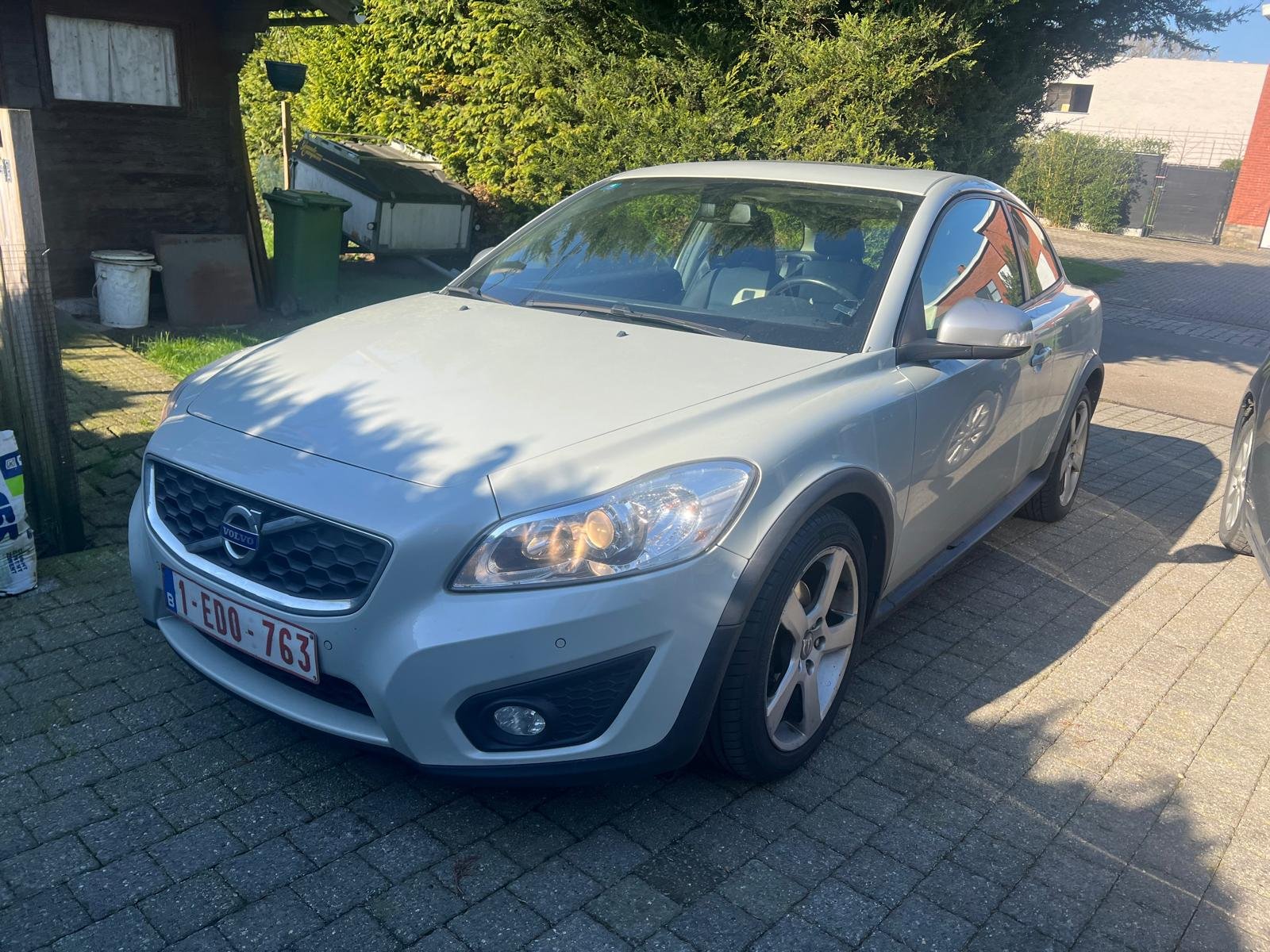 auto opkoper mechelen Zilverkleurige Volvo C30, schuin van voren gefotografeerd