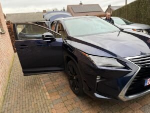 Donkerblauwe Lexus RX 450h uit 2019 op een oprit aangekocht in laarne