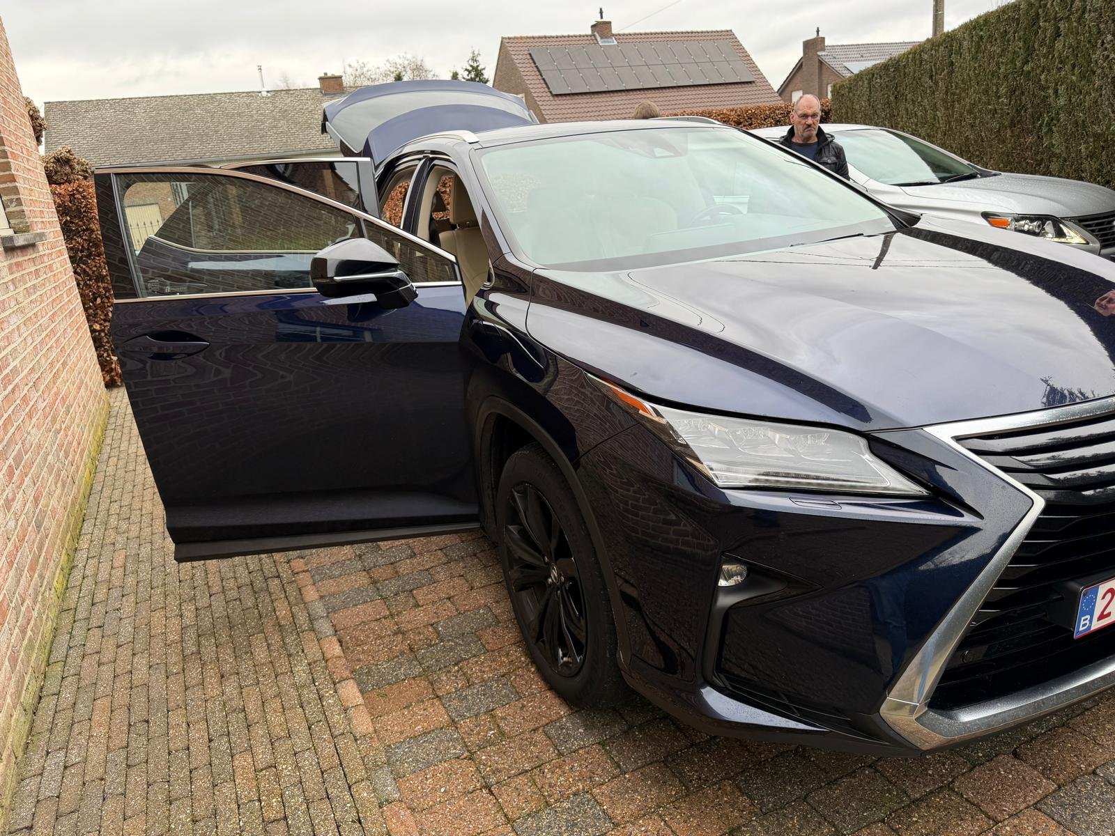 Donkerblauwe Lexus RX 450h uit 2019 op een oprit aangekocht in laarne