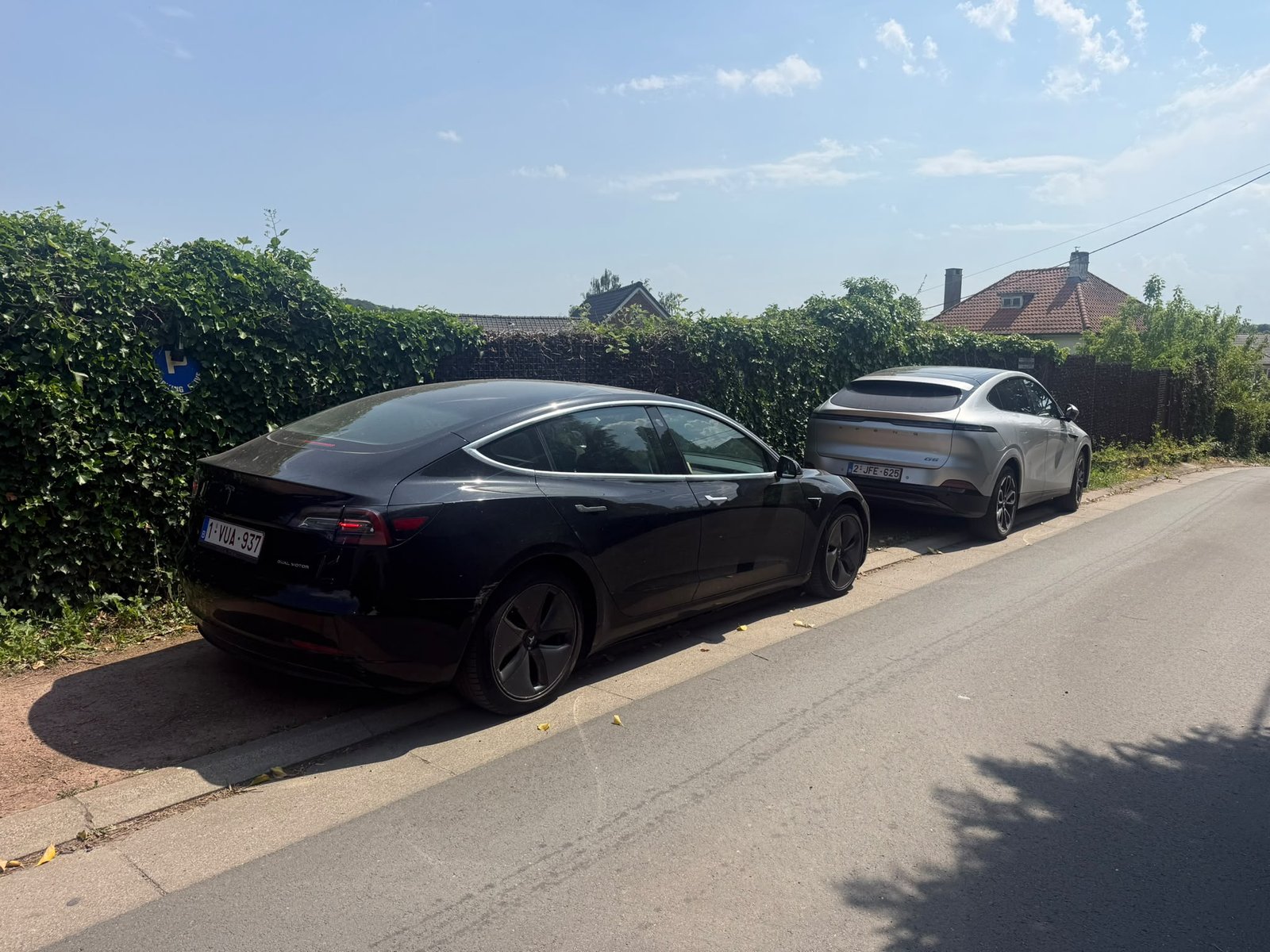 Zwarte Tesla Model 3 uit 2019, van achteren en opzij gefotografeerd