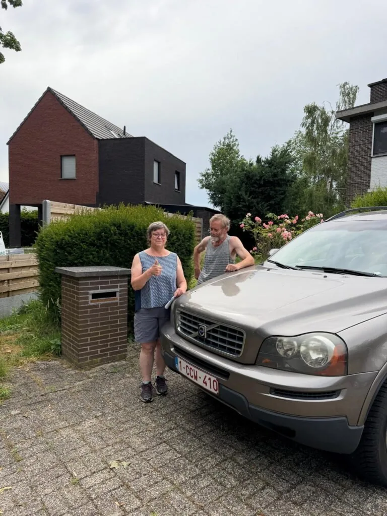 Volvo XC90 met de verkopers naast de wagen in Tongeren-Borgloon, Limburg