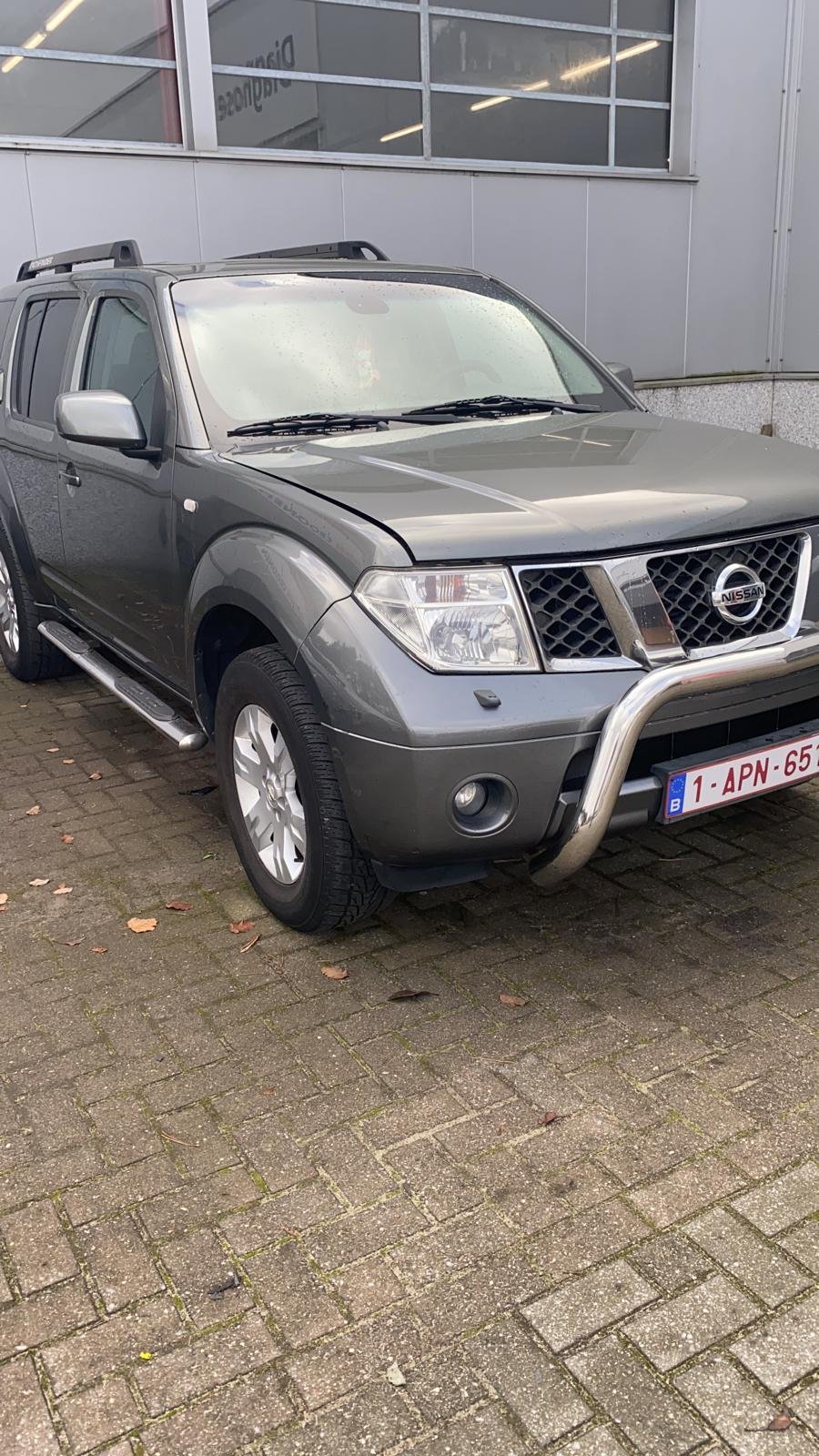 Grijze Nissan Navara uit 2011, aangekocht in Haacht door auto opkoper CarSwitch
